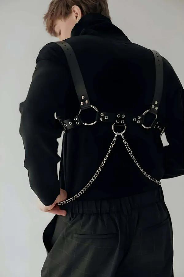 siyah vegan deri erkek harness kemer gümüş zincir ve O-halka detaylı göğüs üstü aksesuar