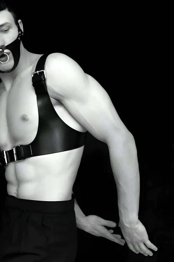 Siyah vegan deri erkek göğüs harness ve O-ringli yüz maskesi seti, gümüş metal toka detayı