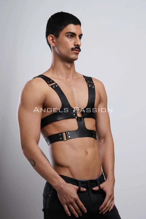 Siyah mat vegan deri erkek harness kemer, bronz O-ring ve D-tokalı bel bandı, gömlek üzeri