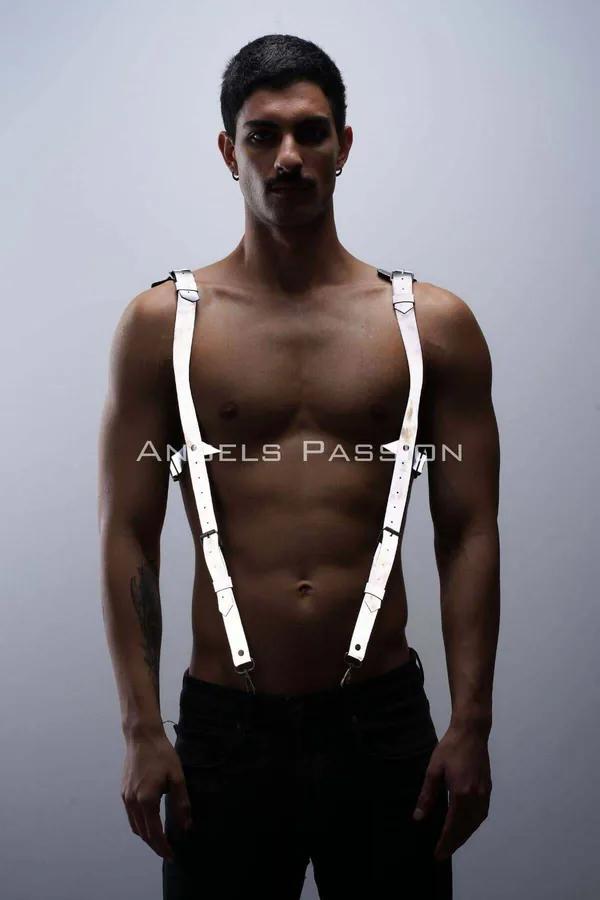 Reflektörlü beyaz bantlı erkek göğüs harness ve pantolon askısı kombinasyonu, metal toka detaylı clubwear aksesuar