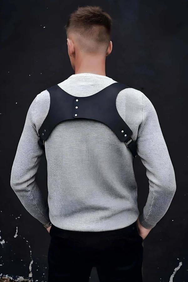 siyah vegan deri erkek omuz harness gümüş tokalı gömlek üzeri aksesuar ön görünüm