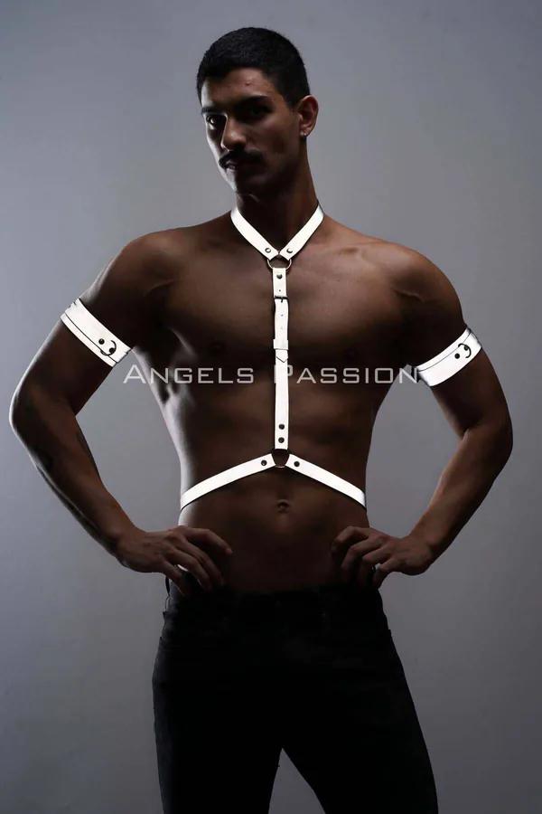 Beyaz reflektörlü erkek göğüs harness ve pazu bandı seti, gümüş O-halka ve çıtçıt donanımlı PU bant takım