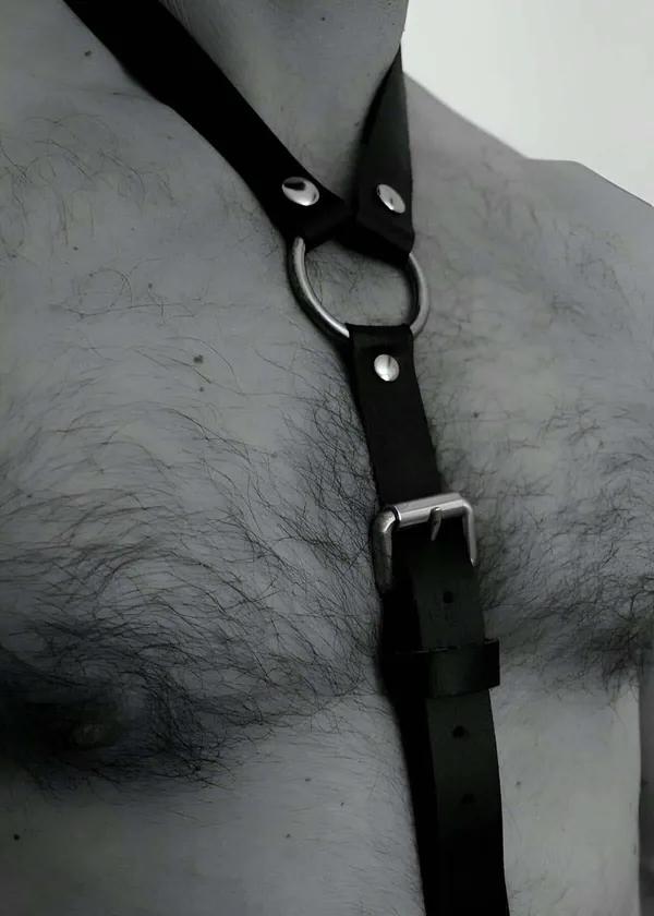siyah suni deri erkek göğüs harness gümüş O-halka ve metal toka detaylı kol bantlı tasarım