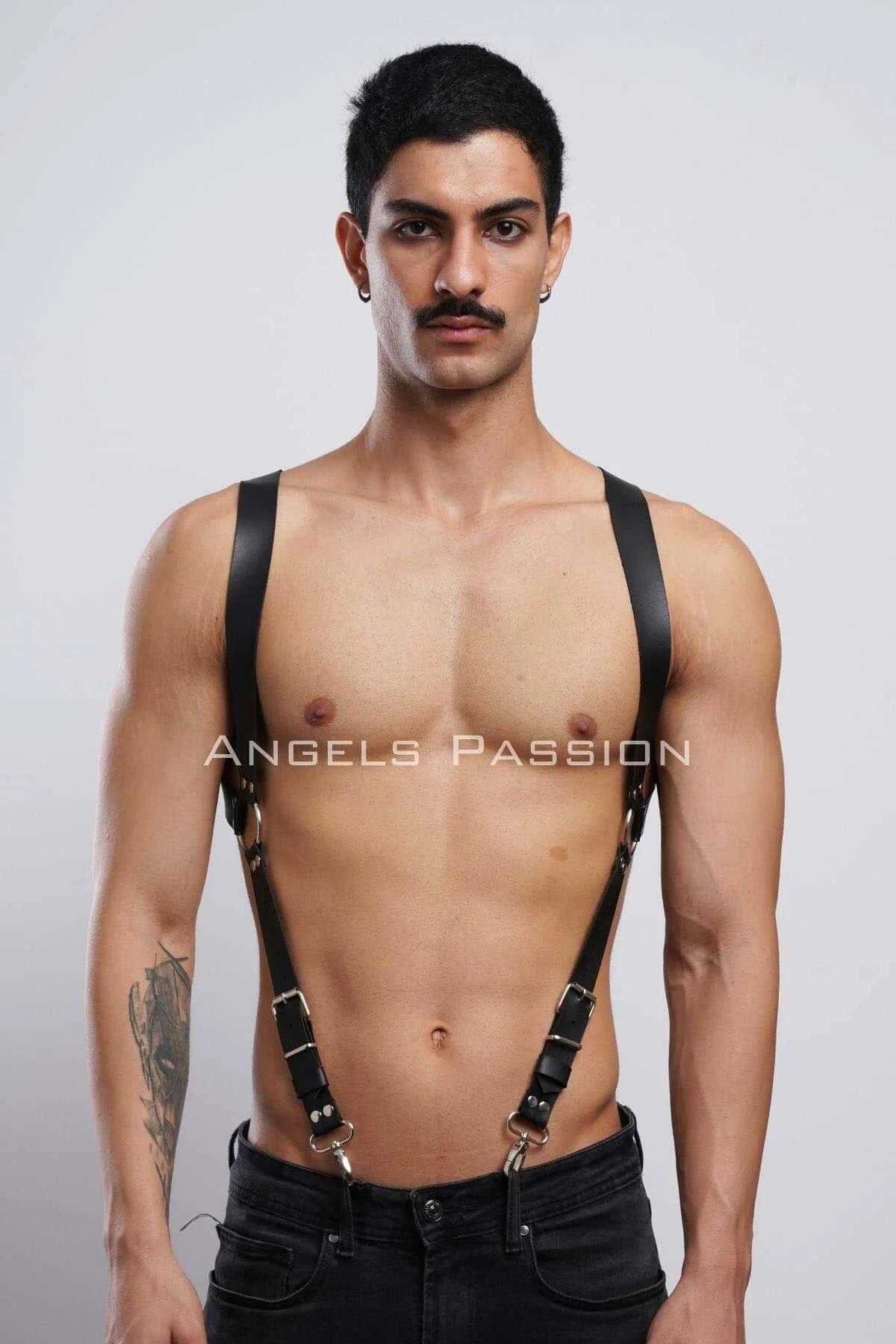 Siyah vegan deri erkek harness kemer, göğüs bandı ve çift dikey askı, gümüş D-halka donanım, t-shirt üstü
