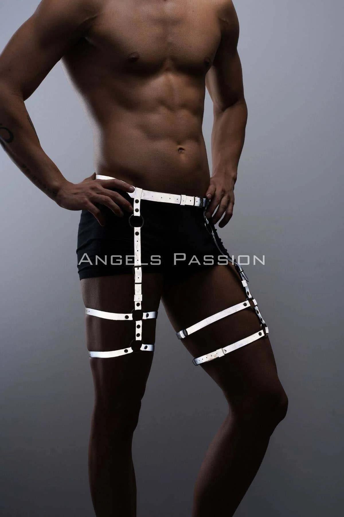 Reflektörlü beyaz vegan deri erkek bacak harness jartiyer, siyah boxer üzerine giyilmiş, uyluk ve bel bandı görünümü