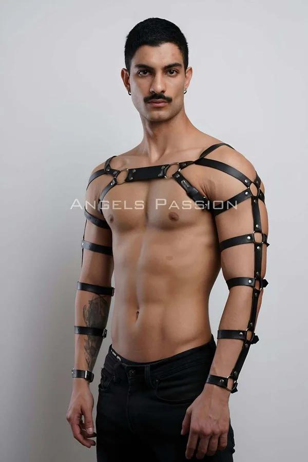 Erkek siyah vegan deri kol harness, gümüş O-halkalı göğüs bandı ve çok bantlı tam kol kapsama