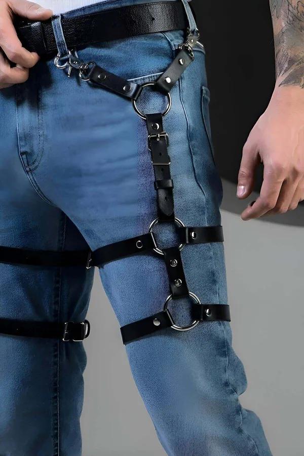 Erkek siyah vegan deri kemer ve uyluk harness seti, gümüş O-halkalı, mavi jean üzerinde