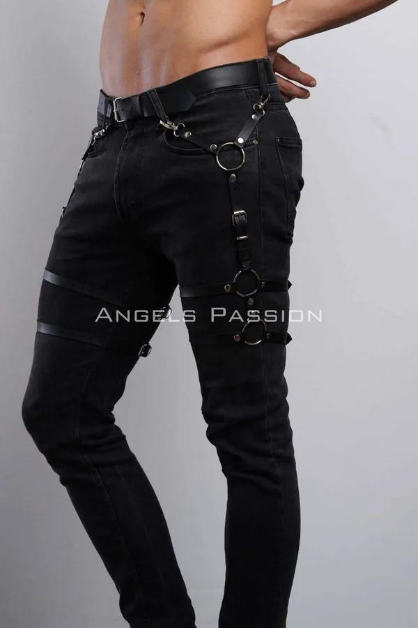 siyah vegan deri erkek bacak harness kemer seti gümüş O-halkalar ve ayarlanabilir tokalar siyah jeans üzerinde