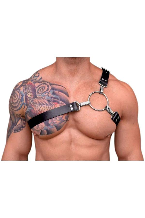 Siyah vegan deri erkek tek omuz harness gümüş O-ring ve çift perçin detayıyla üstsüz giyim