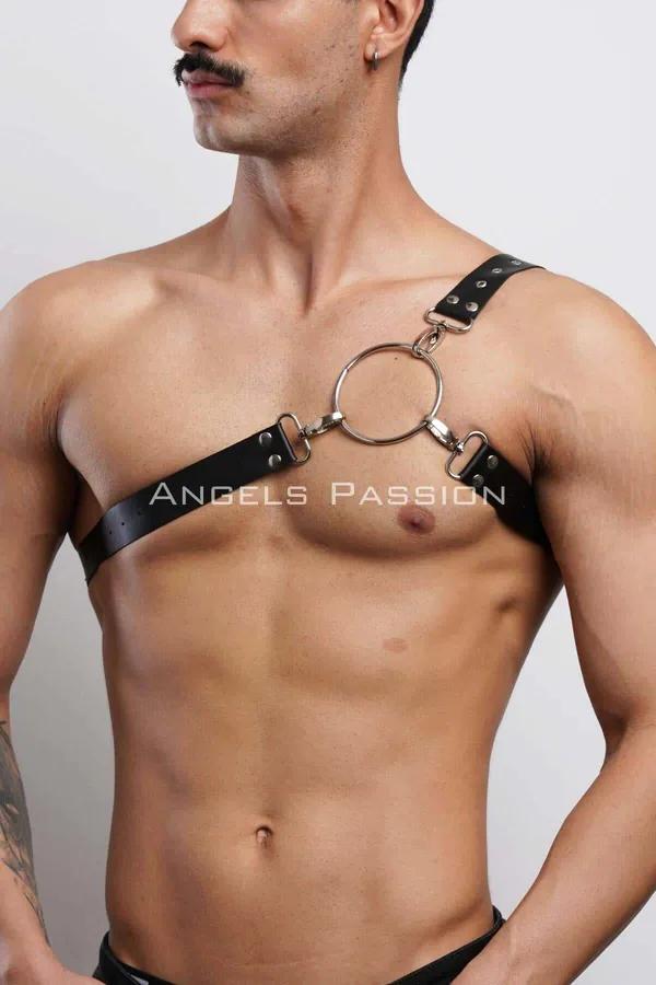Siyah vegan deri tek omuz erkek harness büyük altın metal O-halka ve D-ring bağlantı göğüs üzerinde