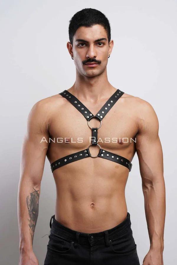 perçin detaylı siyah vegan deri erkek göğüs harness gümüş O-ring ve metal toka ile önden görünüm