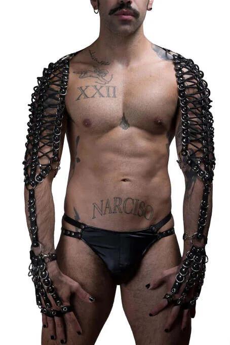 Erkek kol omuz lastik harness siyah elastik bant ve metal O-ring örgü detayı omuzdan bileğe tam kaplama