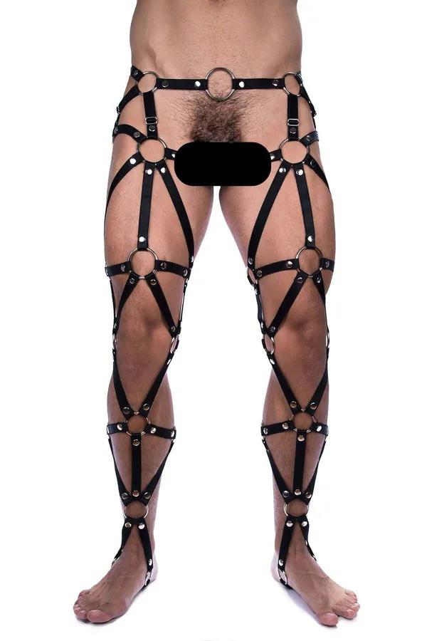 erkek lastik harness siyah elastik şerit gümüş O-ring bel ve bacak sarmalı tam boy görünüm