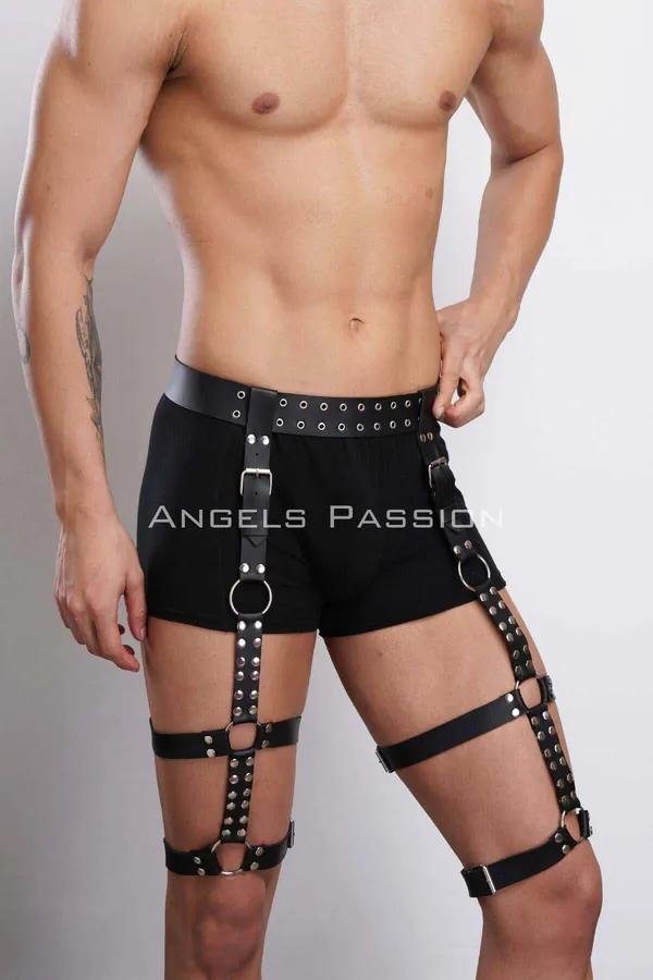 Perçinli siyah vegan deri erkek bacak harness, gümüş O-ring ve toka detayı, uyluk jartiyer kayışları