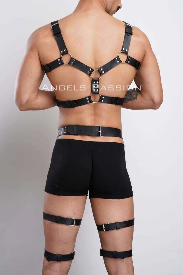 Siyah vegan deri erkek göğüs ve bacak harness takımı, gümüş O-ring ve perçin detaylı çok bantlı yapı