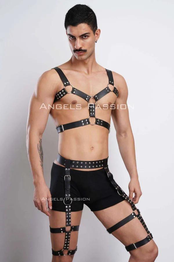 Siyah vegan deri erkek göğüs ve bacak harness takımı, gümüş O-ring ve perçin detaylı çok bantlı yapı