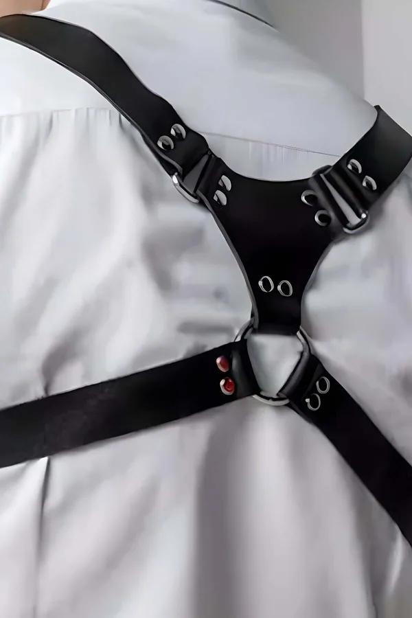 siyah vegan deri sırt detaylı erkek harness kemer gümüş tokalı beyaz gömlek üstünde