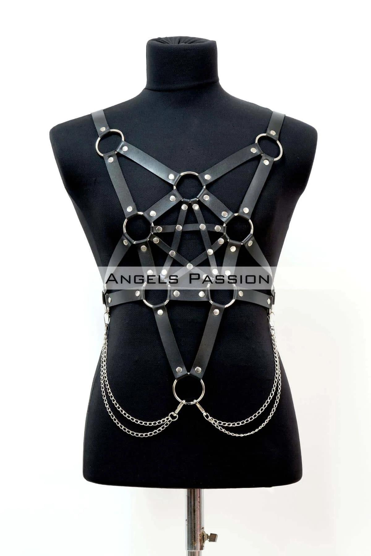 siyah vegan deri erkek body harness geometrik pentagram O-ring ve gümüş zincir detayı