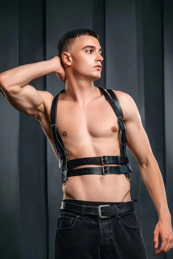 siyah vegan deri erkek body harness sırt görünümü, geniş omuz paneli ve D-halkalar, koyu metal toka detayı