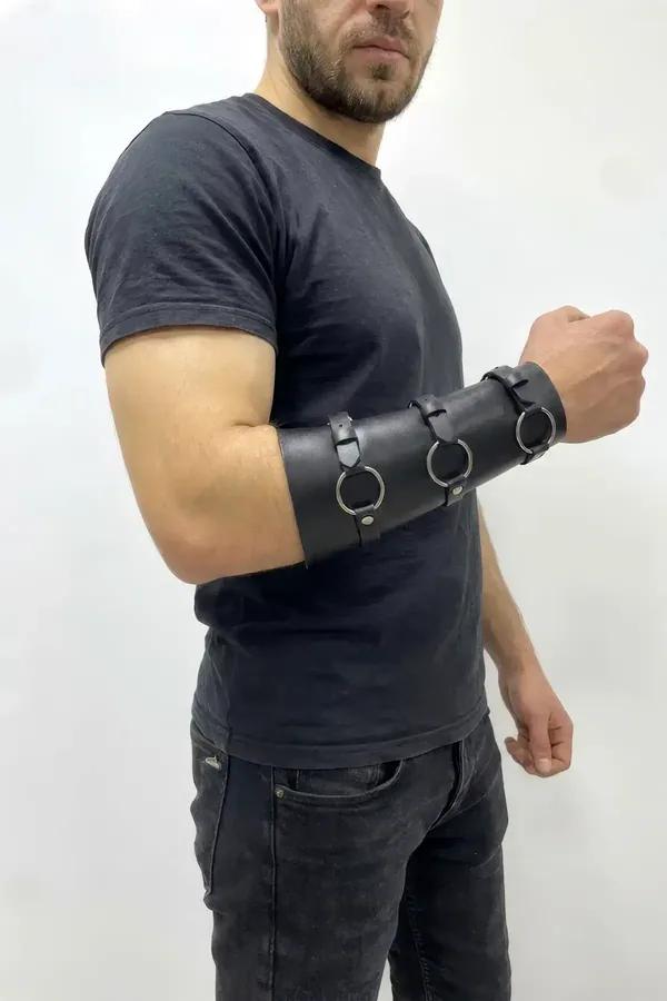 erkek siyah vegan deri kol zırhı üç gümüş O-halkalı perçinli harness aksesuar önkol