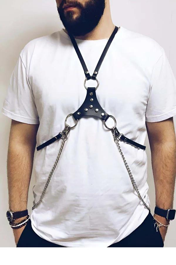 Siyah suni deri üçgen göğüs harness erkek, gümüş O-halka ve metal zincir detay, beyaz tişört üzerinde