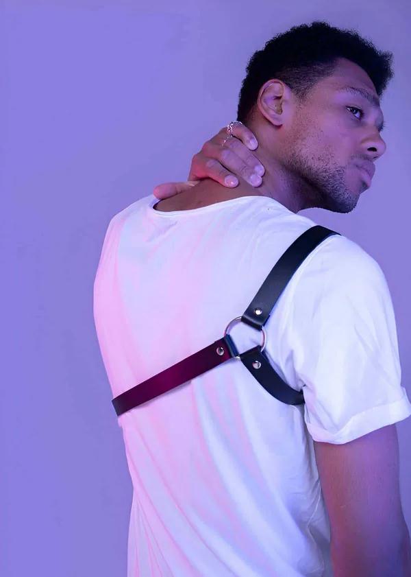 siyah suni deri minimalist omuz harness erkek aksesuar gümüş metal toka çapraz bant