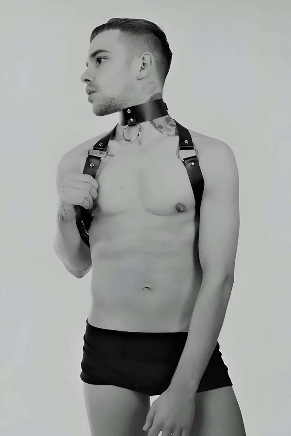 Siyah suni deri erkek harness boyun tasmalı merkezi O-ring ve gümüş metal toka omuz şeritleri