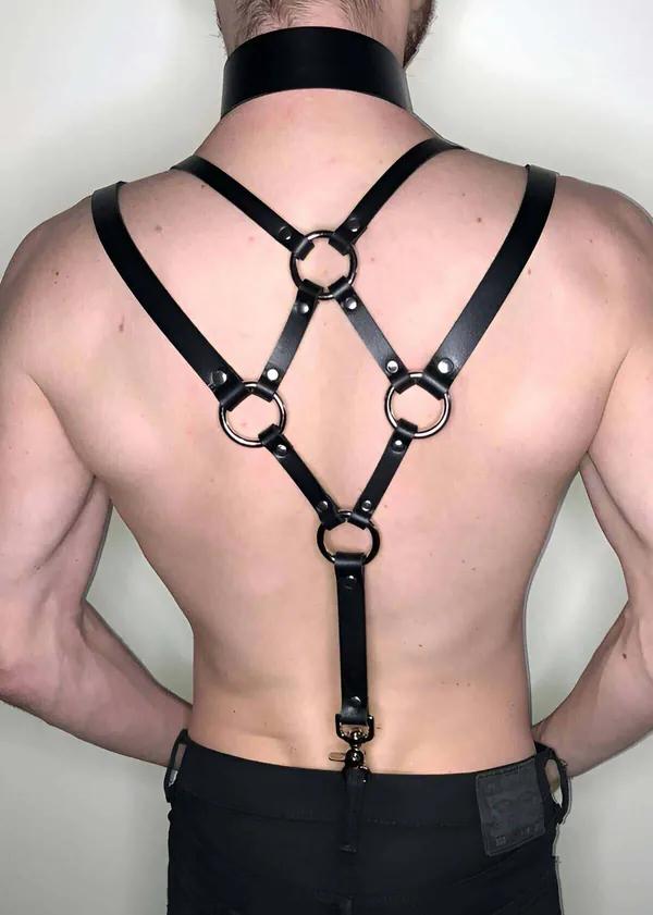 siyah vegan deri erkek harness sırt görünümü 4 O-ring tasmalı pantolon kemeri bağlantısı