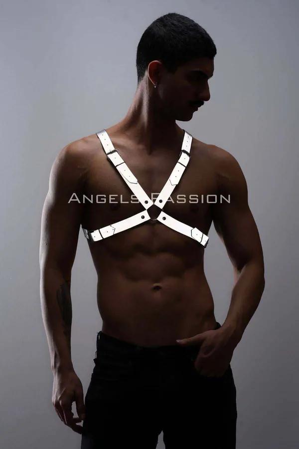 Reflektörlü beyaz X-çapraz erkek göğüs harness gümüş metal çıtçıt tokalar ile üstsüz giyim