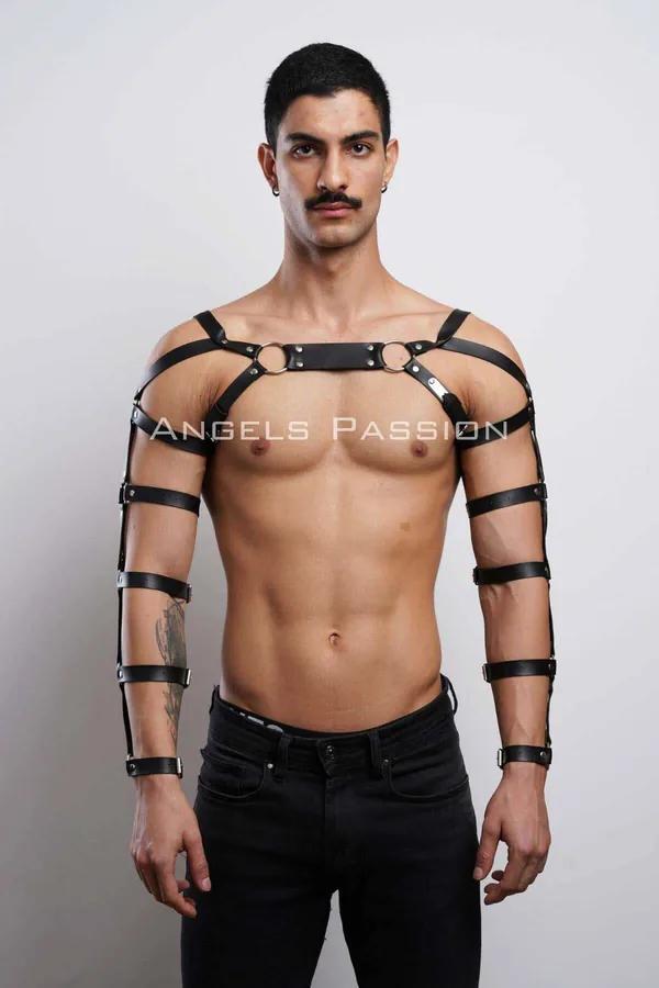Siyah suni deri erkek göğüs ve kol harness takımı, gümüş toka ve altın O-ring detaylı, tam kol sarmalı ayarlanabilir set