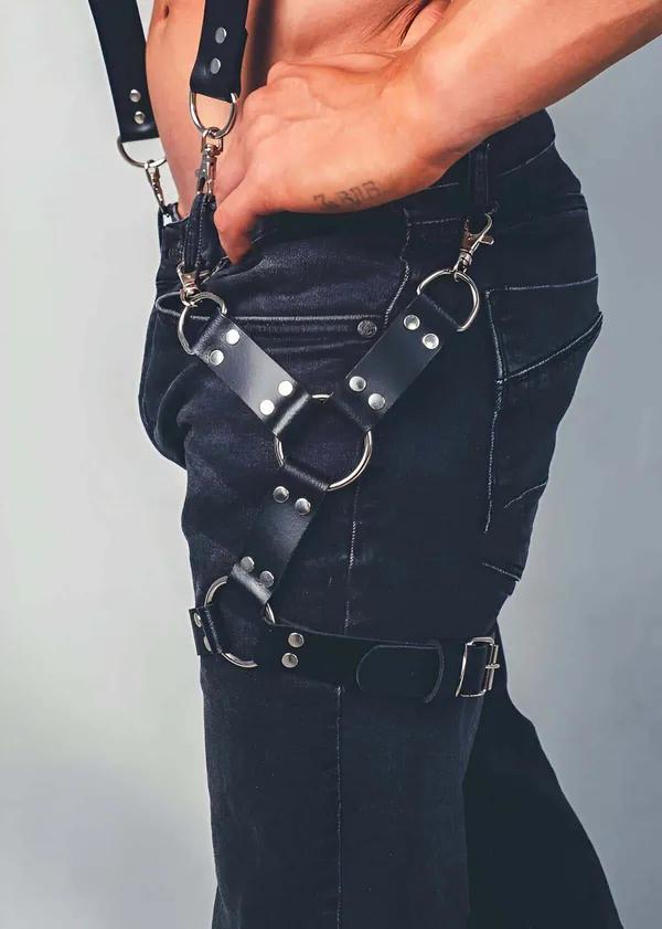 siyah suni deri bacak harness gümüş O-ring perçin detaylı zincirsiz iki bantlı tasarım kot üzeri