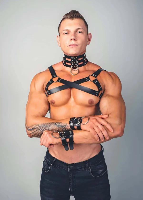 Siyah suni deri erkek harness X-çapraz göğüs kayışı, geniş perçinli boyun tasması ve gümüş O-halkalı bileklik takımı