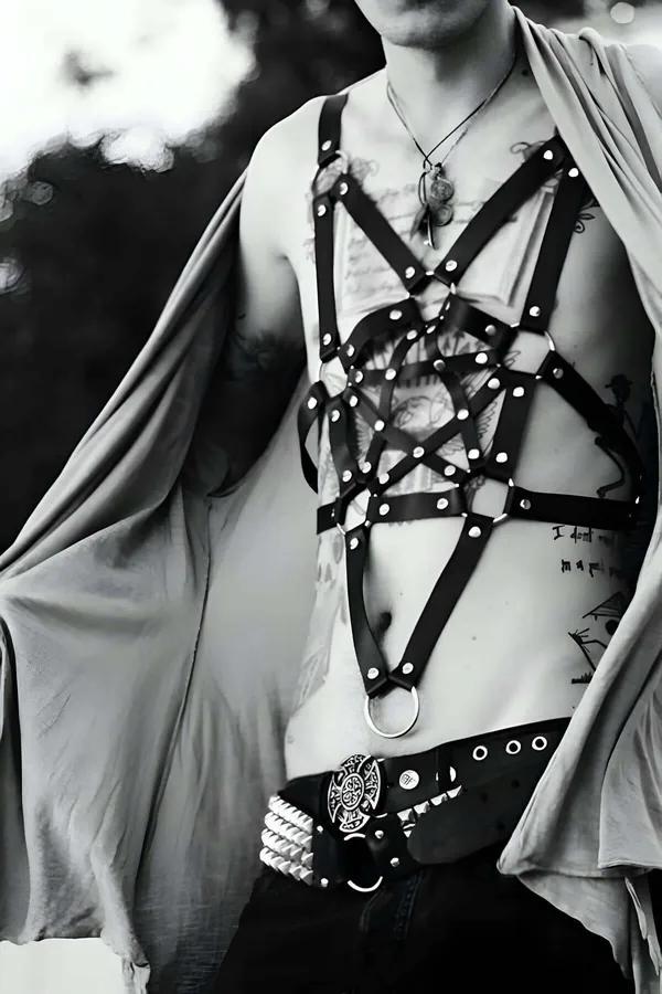 siyah vegan deri erkek harness geometrik pentagon desen gümüş perçin O-ring club aksesuar
