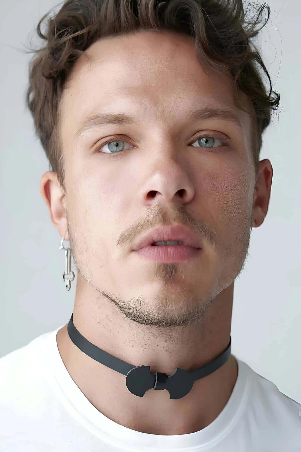 Siyah suni deri erkek boyunluk harness, mat disk metal toka, model üzerinde beyaz tişört ile