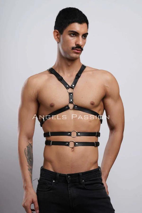 Siyah vegan deri erkek harness sırt görünümü altın O-halkalı kafes kayış tasarımı