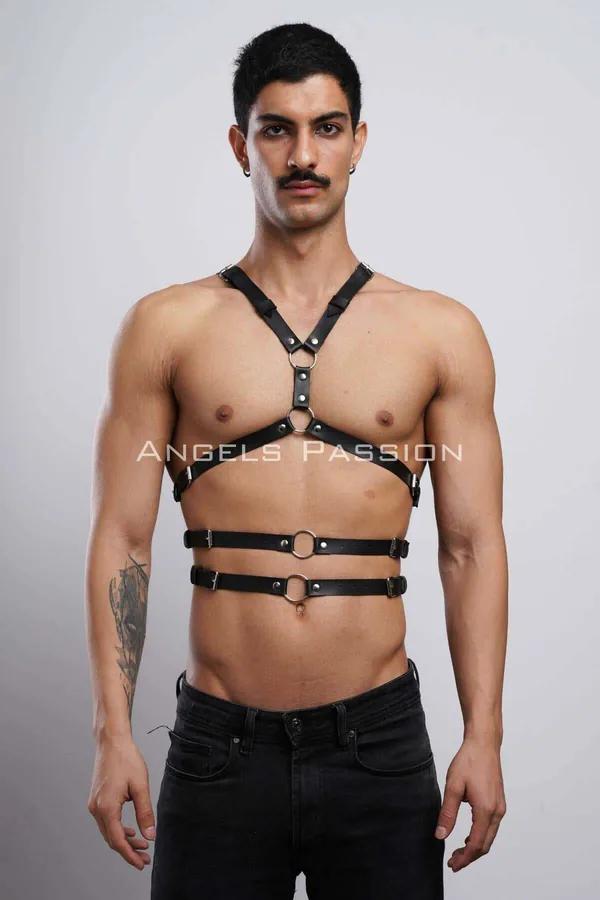 Siyah vegan deri erkek harness sırt görünümü altın O-halkalı kafes kayış tasarımı