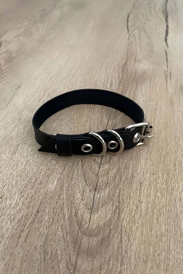 Siyah suni deri kedi boyun tasması gümüş çift D-halka ve metal pin toka detayı