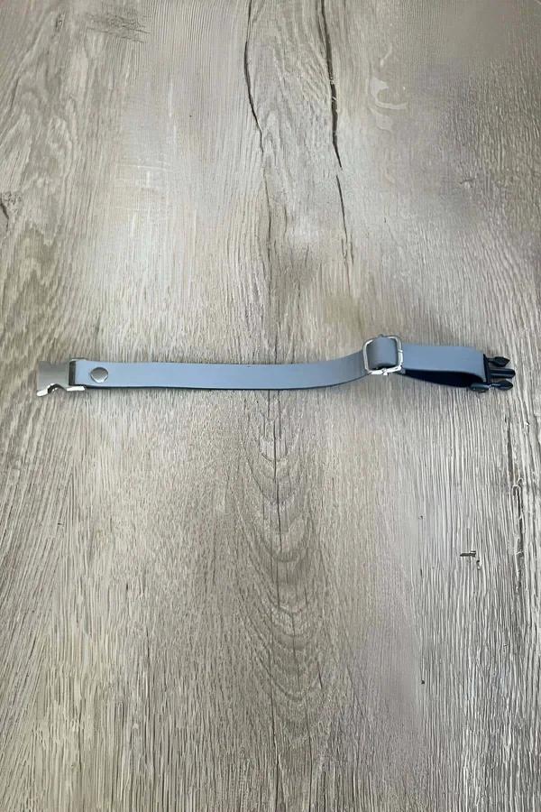 Gri reflektörlü kedi tasması siyah metal kelebek toka ile ahşap zemin üzerinde