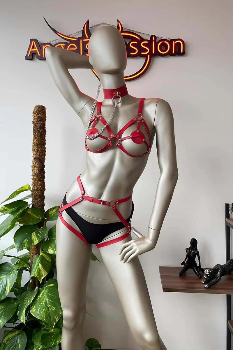 Red faux leather harness set front view with detachable chain