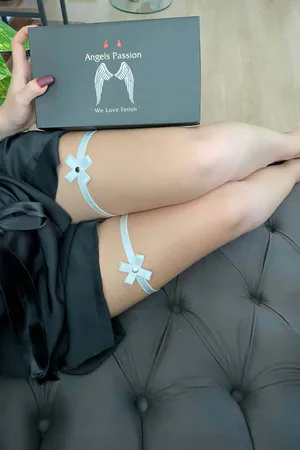 Light blue elastic garter set with bow and pearl detail