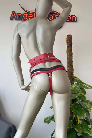 Kırmızı Püsküllü Suni Deri Harness Kadın Ayarlanabilir Bel ve Bacak Detayları