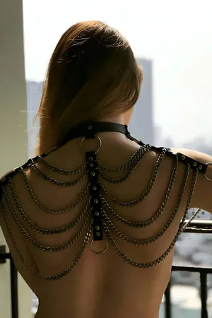 Siyah Suni Deri Sırt Zincirli Göğüs Harness Kadın 5 Katmanlı Metal Zincir