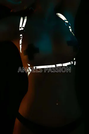 Reflektörlü Vücut Harnessi Siyah Bantlar Işıklı Görünüm