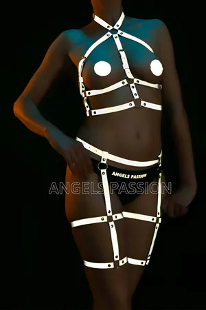 White reflective full body harness for women, adjustable straps and O-rings