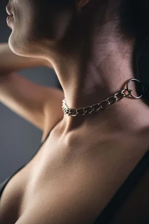 Silver curb chain choker necklace with a 5cm O-ring accent