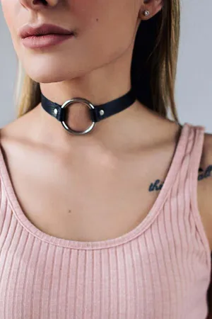 Choker ខ្សែកាប់ជើង ពណ៌ខ្មៅ ធ្វើពី faux leather មានរង្វាំងអាលុយមីញុំធំ
