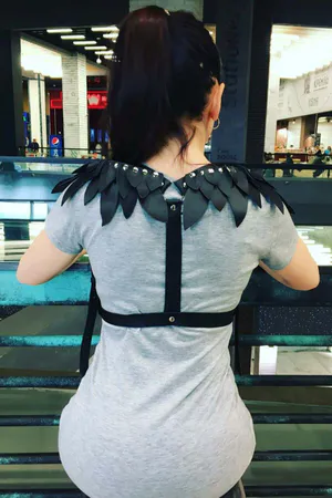 Siyah Suni Deri Kanatlı Omuz Harness Kadın Zımbalı Vücut Aksesuarı