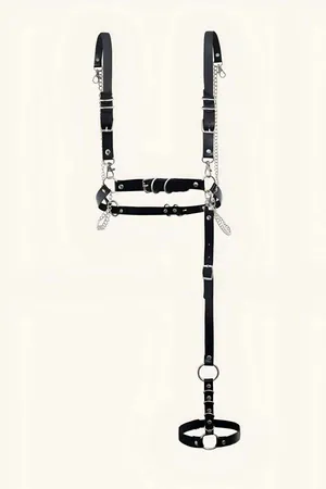Siyah vegan deri ve gümüş zincir detaylı vücut harness, omuzdan bacak halkasına uzanan tasarım.