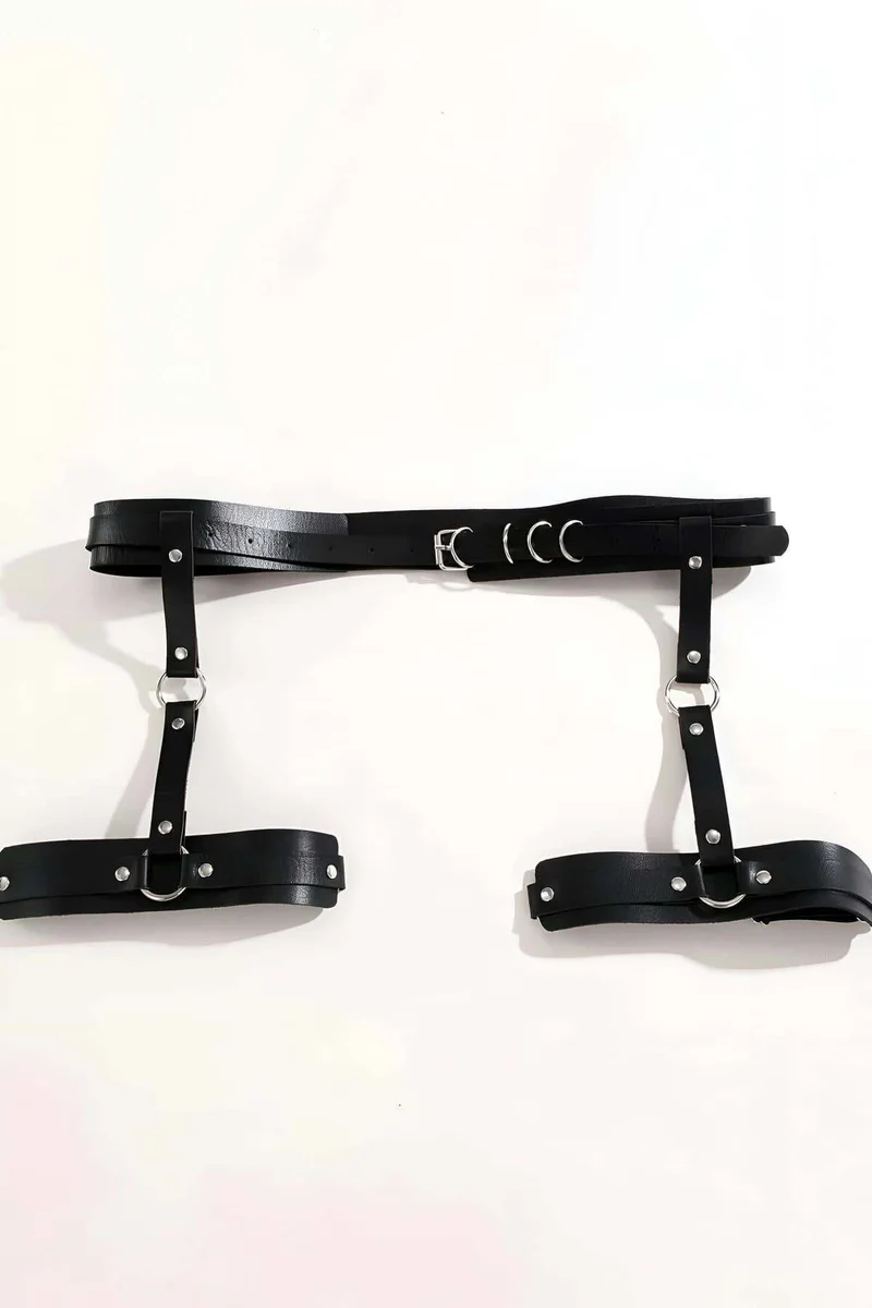 Siyah jartiyer harness, bacak bandı yakın çekim, metal perçinler