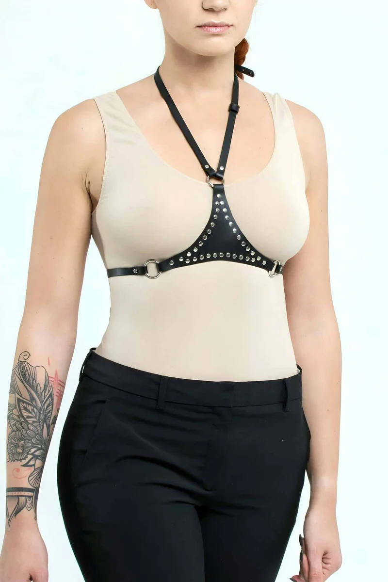Siyah vegan deri vücut harness, perçin detaylı ve ayarlanabilir askılı